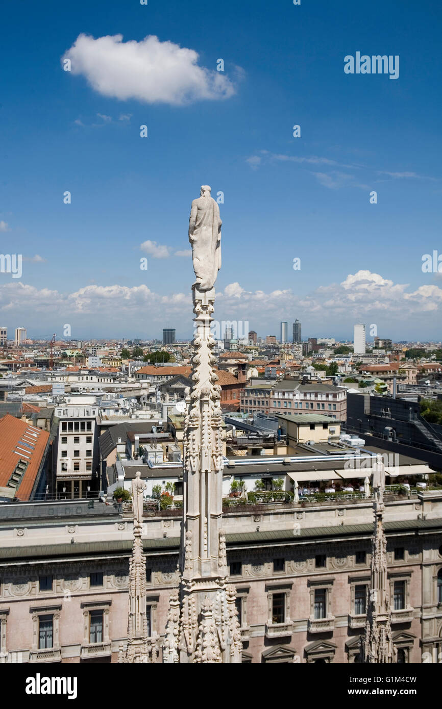 Statua che domina la città di Milano, Lombardia, Italia Foto Stock