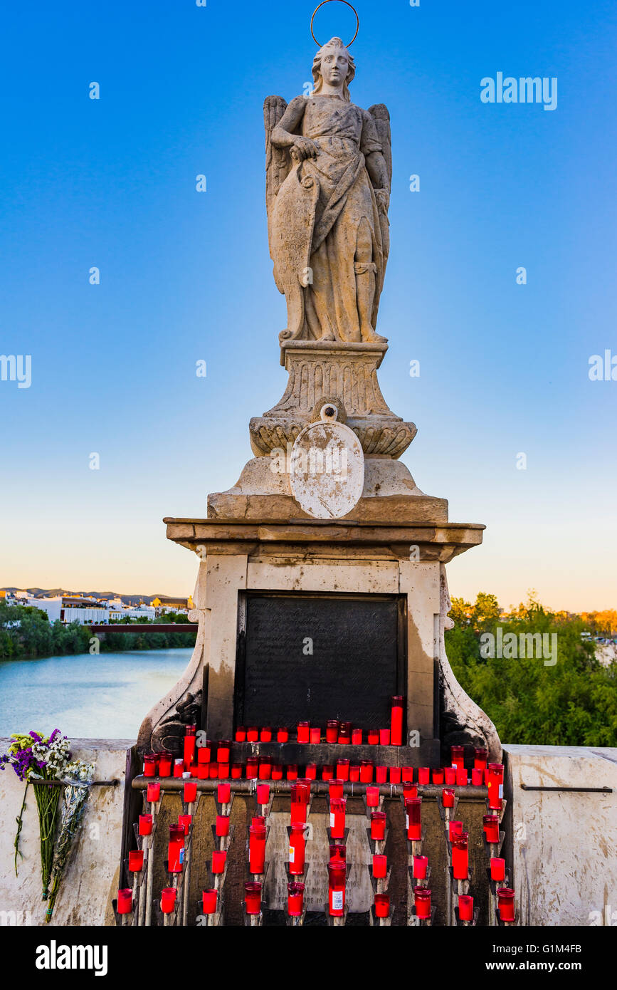 Statua di Raffaele Arcangelo protettore e custode della città, il ponte romano. Córdoba, Andalusia, Spagna, Europa Foto Stock
