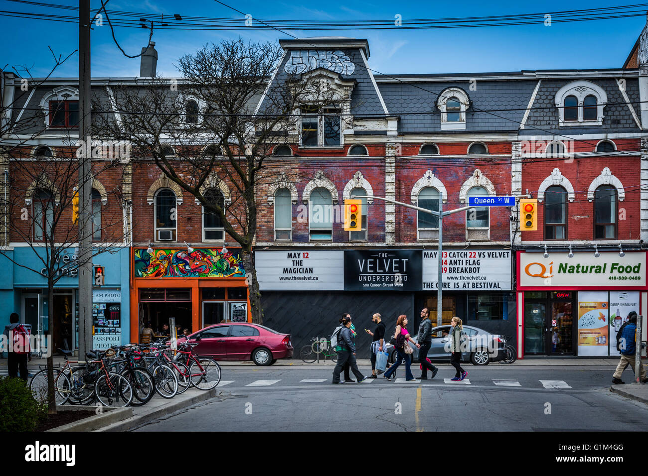 L'intersezione di Queen Street West e Portland Street, nel quartiere alla moda di Toronto, Ontario. Foto Stock