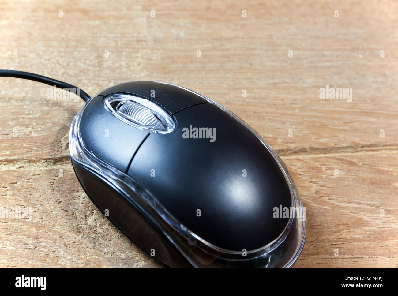Black wired mouse del computer sul tavolo di legno Foto Stock