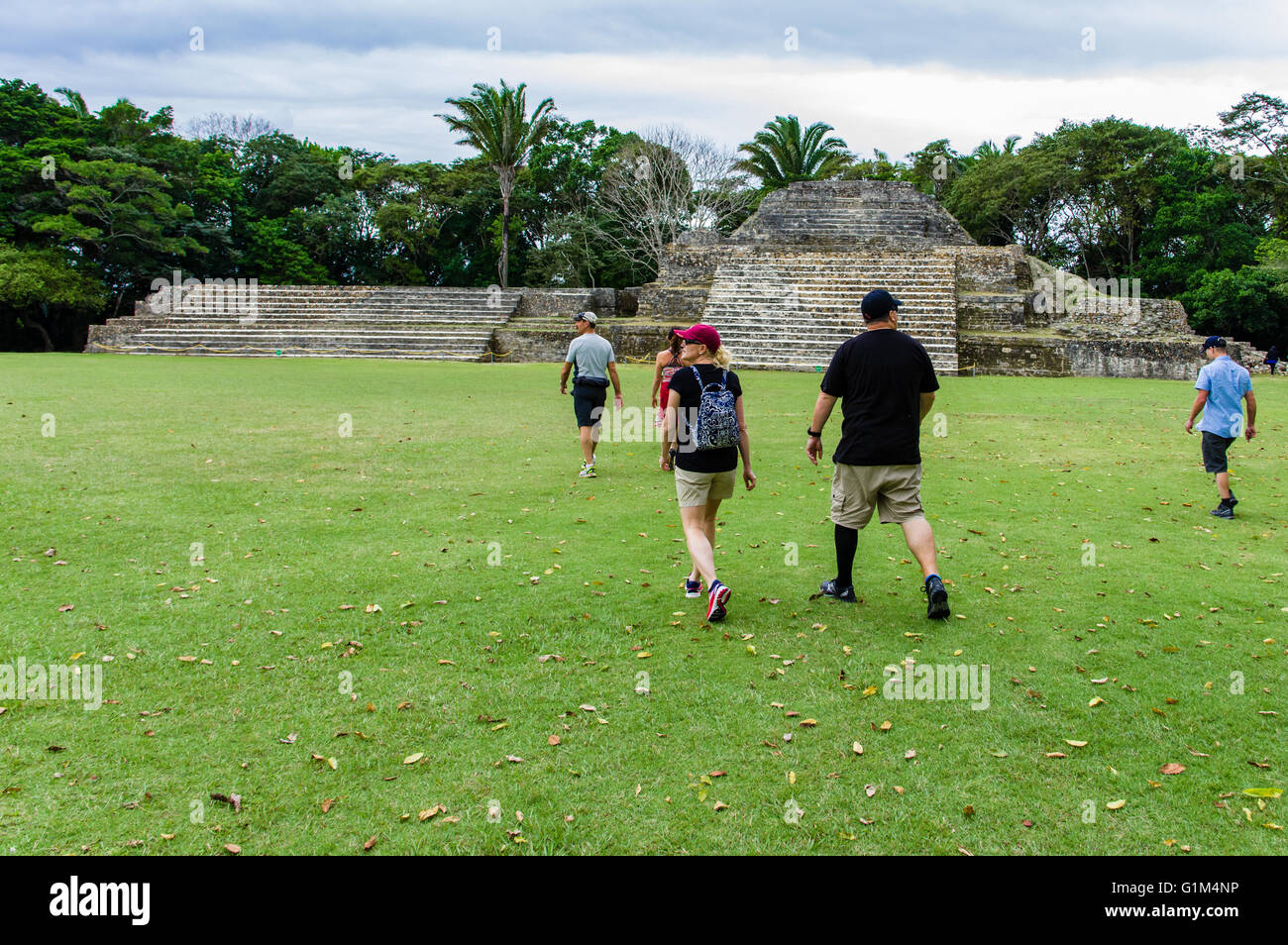 I turisti a piedi verso il tempio della tomba verde. Altun ha luogo storico. Distretto del Belize, Belize Foto Stock