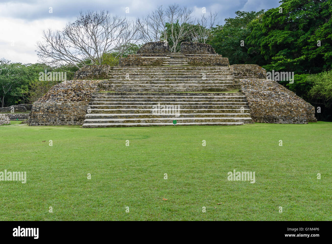 Tempio A3 come si vede dalla Plaza A. Altun ha luogo storico. Distretto del Belize, Belize Foto Stock