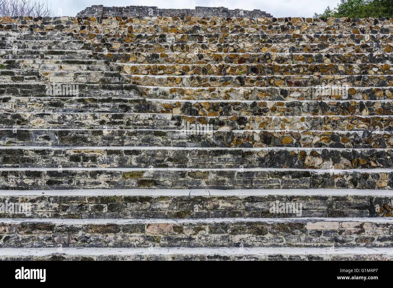 Close up dettaglio del lavoro di muratura su per le scale di un tempio. Altun ha luogo storico. Distretto del Belize, Belize Foto Stock
