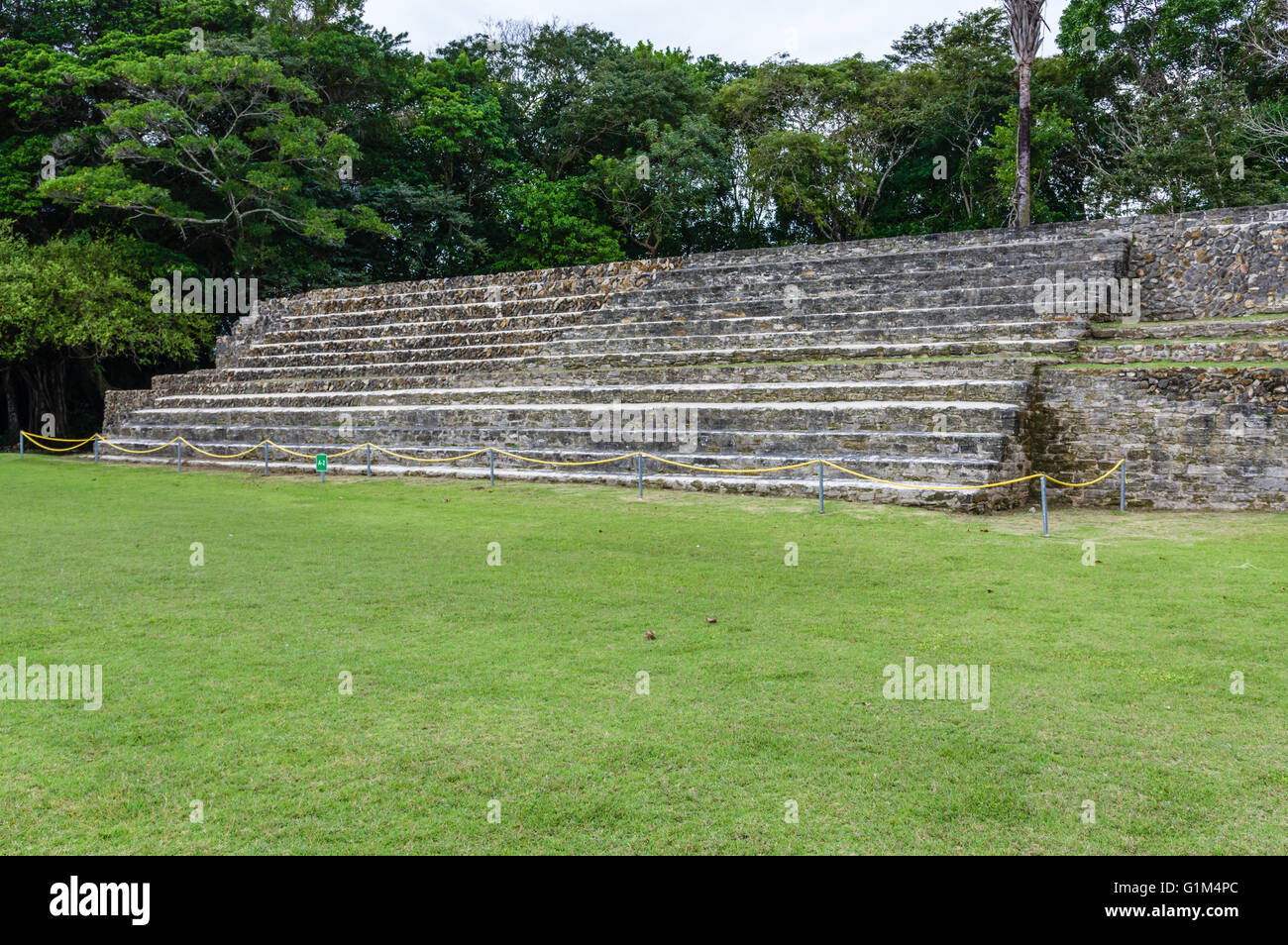 Tempio A2 come si vede dalla Plaza A. Altun ha luogo storico. Distretto del Belize, Belize Foto Stock