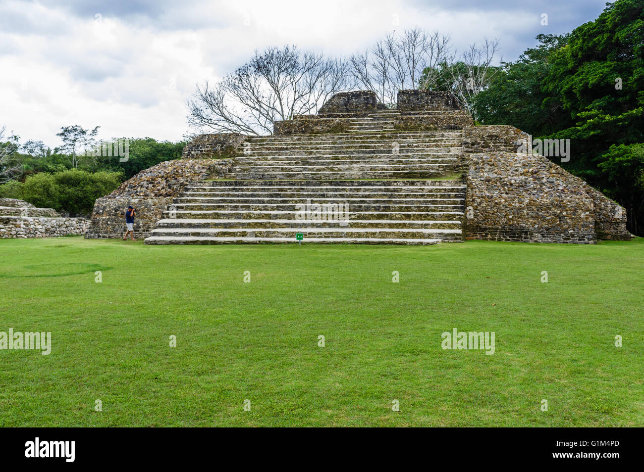 Tempio A3 come si vede dalla Plaza A. Altun ha luogo storico. Distretto del Belize, Belize Foto Stock