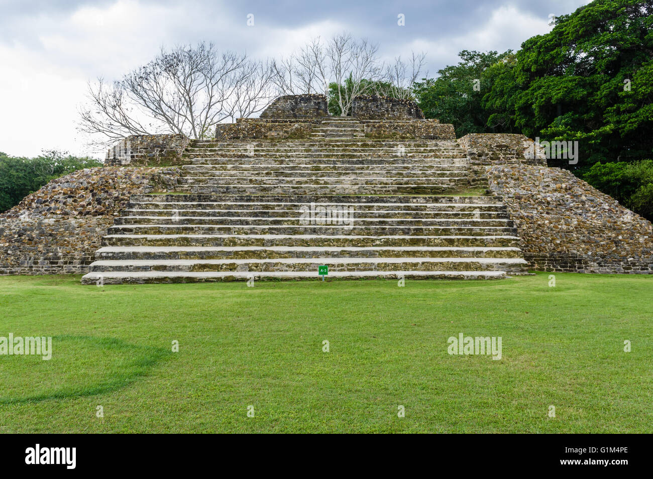 Tempio A3 come si vede dalla Plaza A. Altun ha luogo storico. Distretto del Belize, Belize Foto Stock