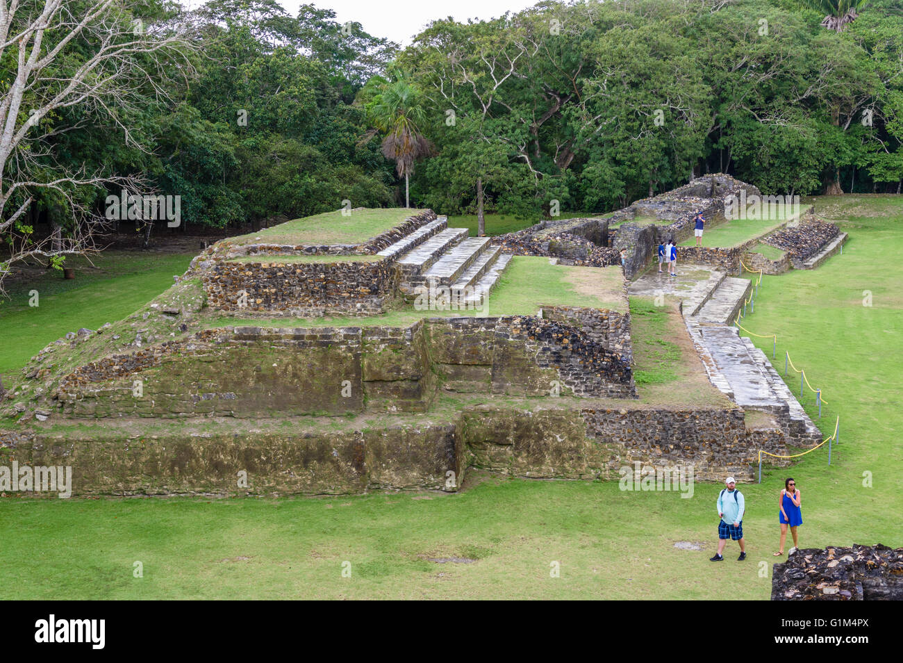 Vista di siti B3, B5 e B6 dalla cima del tempio di altari in muratura. Altun ha luogo storico. Distretto del Belize, Belize Foto Stock