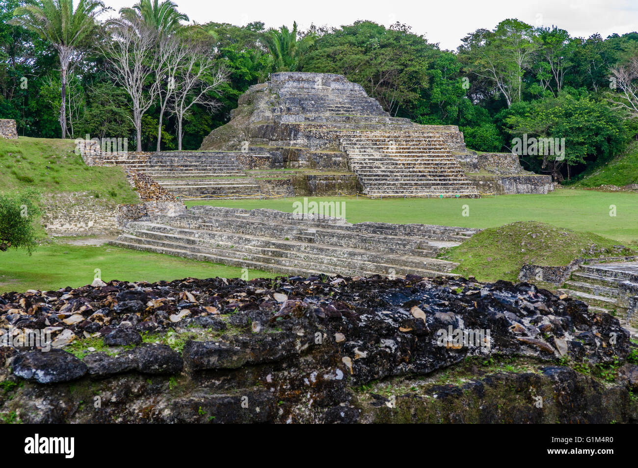 Il tempio della tomba verde visto dal Plaza B. Altun ha luogo storico. Distretto del Belize, Belize Foto Stock