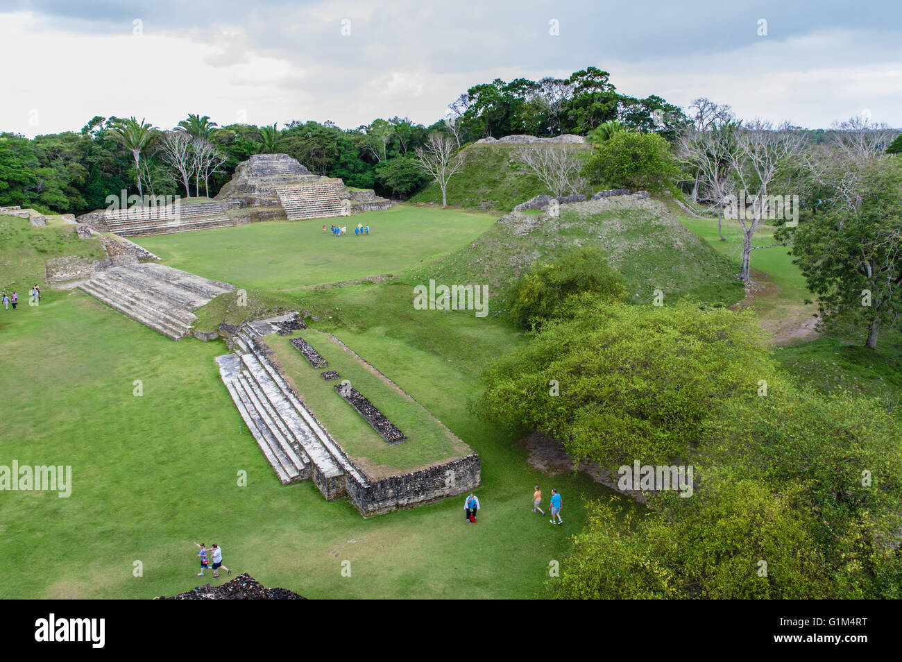 Vista di siti B1 e A4 dalla cima del tempio di altari in muratura. Altun ha luogo storico. Distretto del Belize, Belize Foto Stock