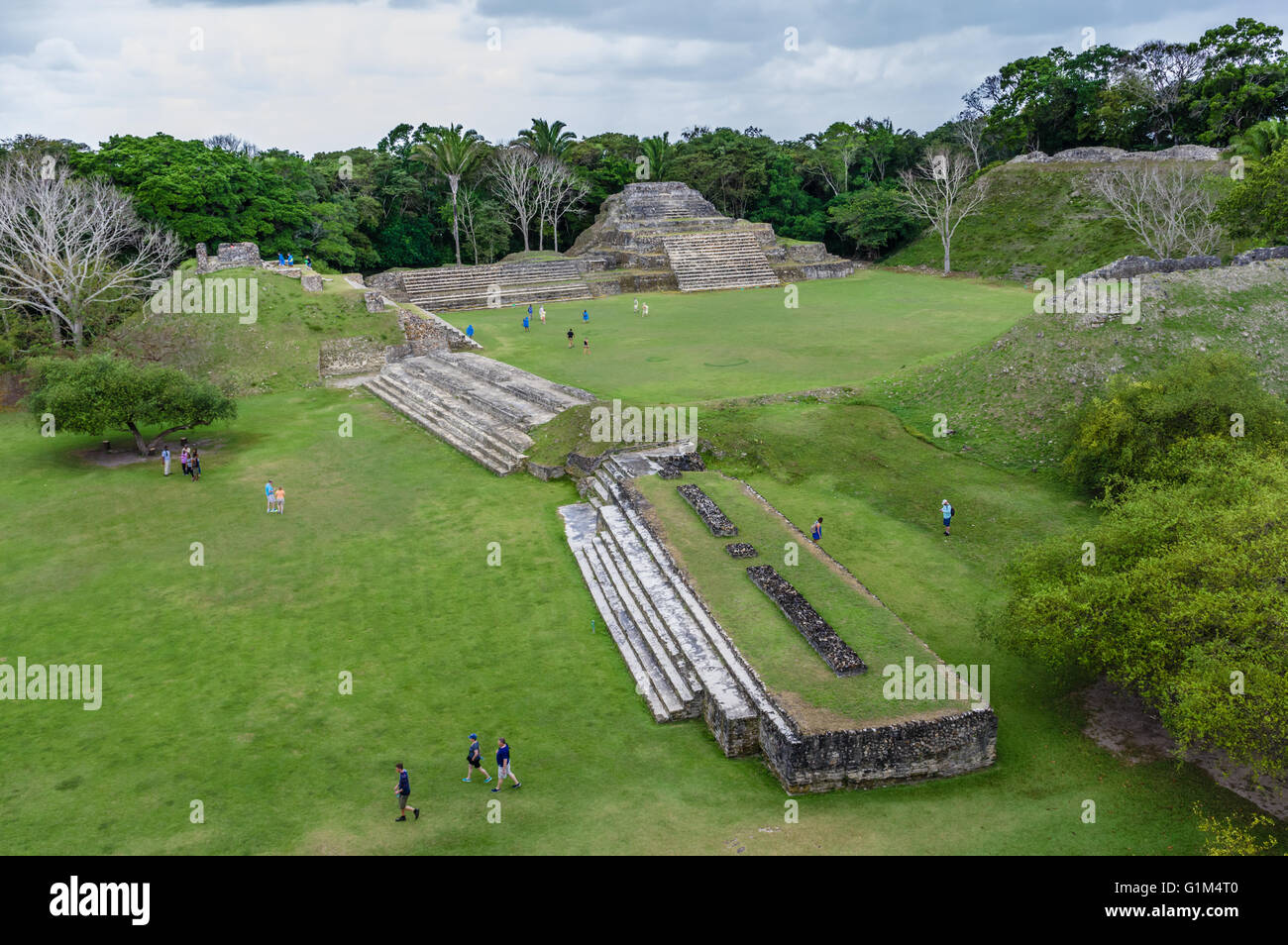 Vista di siti B1 e A4 dalla cima del tempio di altari in muratura. Altun ha luogo storico. Distretto del Belize, Belize Foto Stock