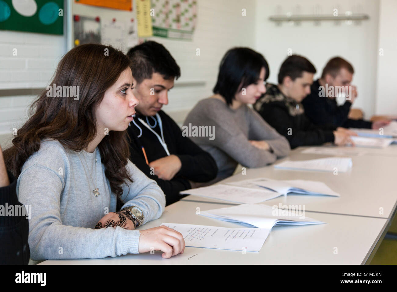 Classe internazionale nel corso di insegnamento della lingua. Foto Stock