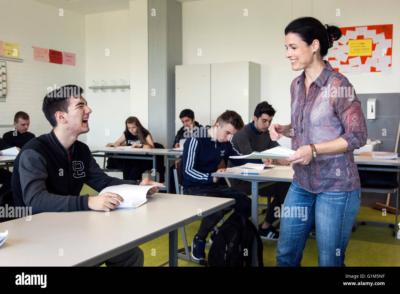 Classe internazionale nel corso di insegnamento della lingua. Foto Stock