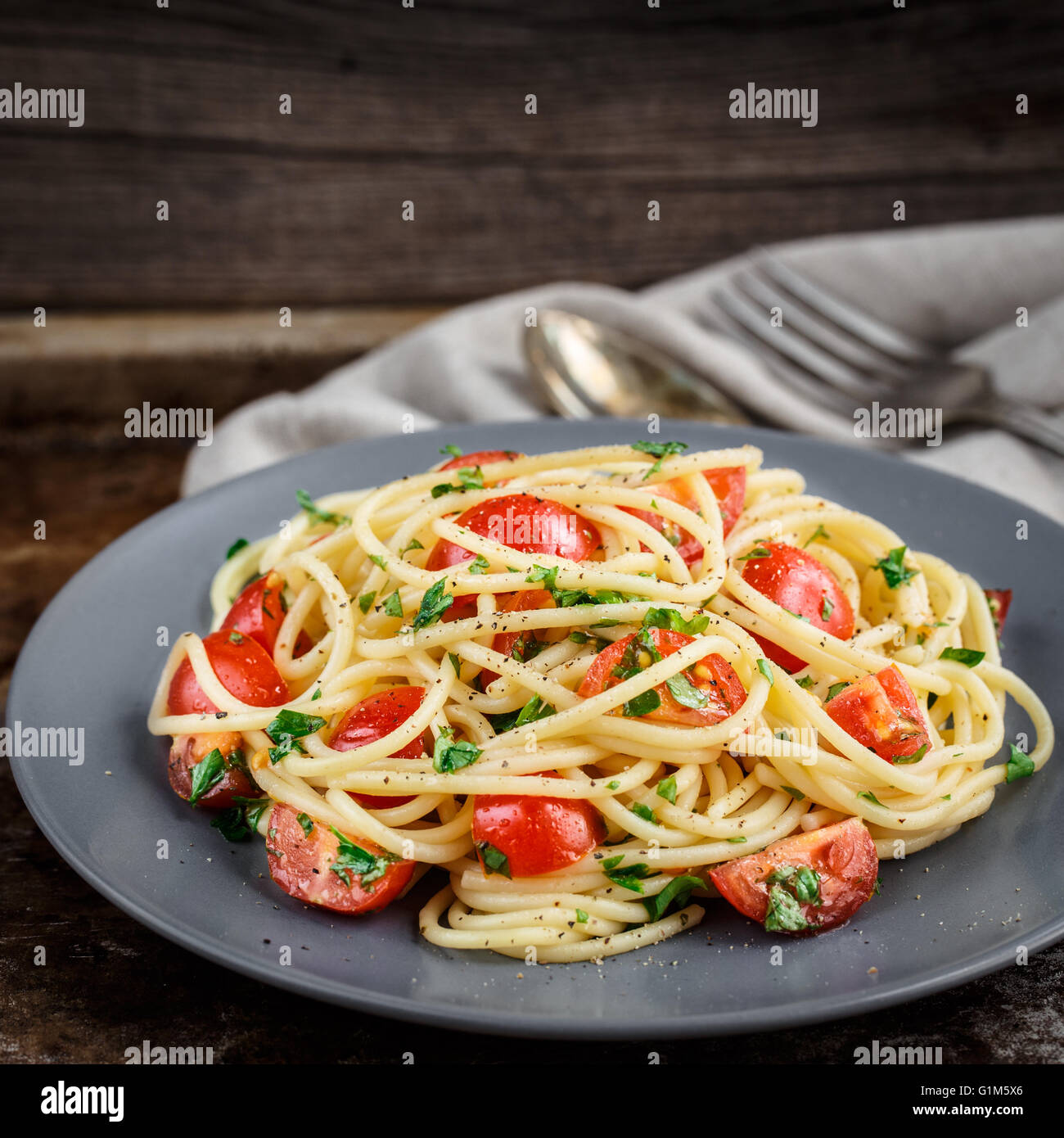 Pasta con pomodorini e prezzemolo Foto Stock