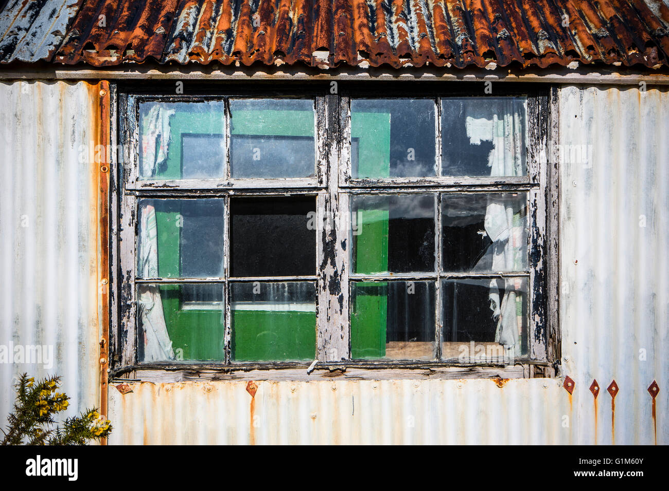 Windows in una vecchia capanna di stagno Foto Stock