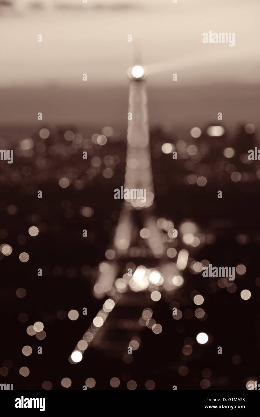 Parigi, Francia - 13 Maggio: La Torre Eiffel e la città di notte il 13 maggio 2015 a Parigi. È il più visitato pagato un monumento al mondo con annuale di 250m ai visitatori. Foto Stock
