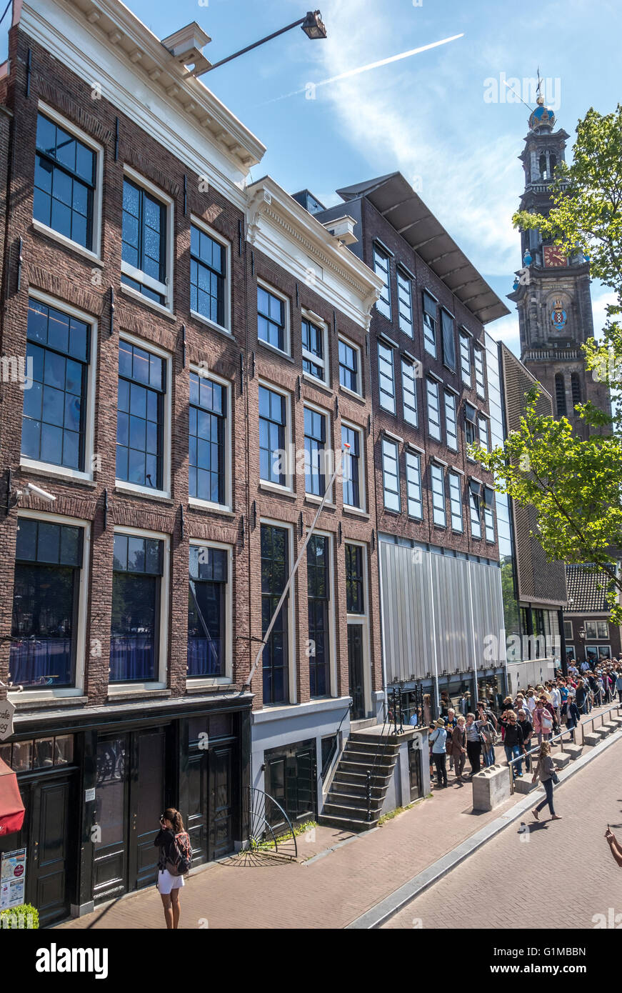 La casa di Anna Frank e il Museo di Anna Frank e ingresso con turisti in linee. Amsterdam Prinsengracht Canal in primavera. Foto Stock