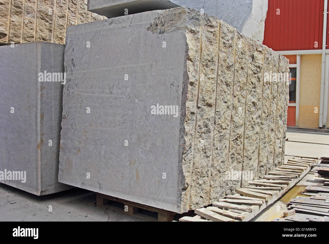 Enorme di granito indiano di blocchi di pietra sovrapposti in per il taglio e la lucidatura di pavimenti in lastre utilizzato nella costruzione di edifici Foto Stock
