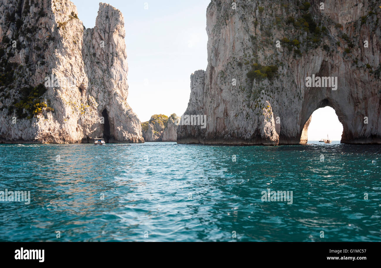 Un viaggio alla ricerca di immagine presso le grotte, scogliere e costa di Capri, Italia, sulla Costiera Amalfitana. Foto Stock