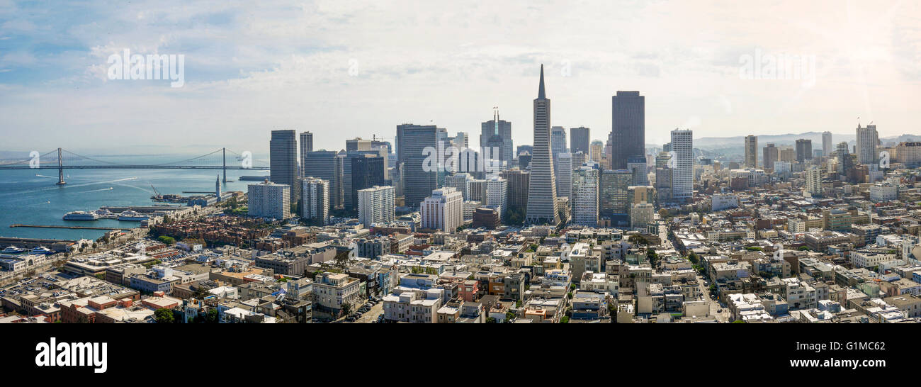 San Francisco, California Panoramic Cityscape, guardando verso sud a SoMa, il Fairmont Building e il Ponte della Baia in una giornata di sole. Foto Stock