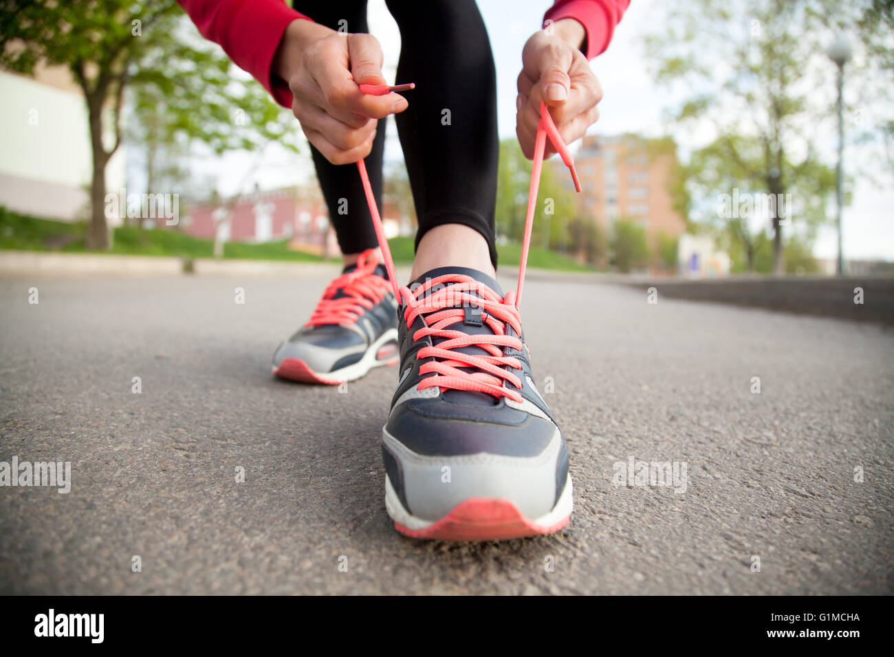 Sportivo da donna passalacci di legatura su scarpe da corsa prima di pratica. Atleta femminile la preparazione per il jogging all aperto Foto stock Alamy