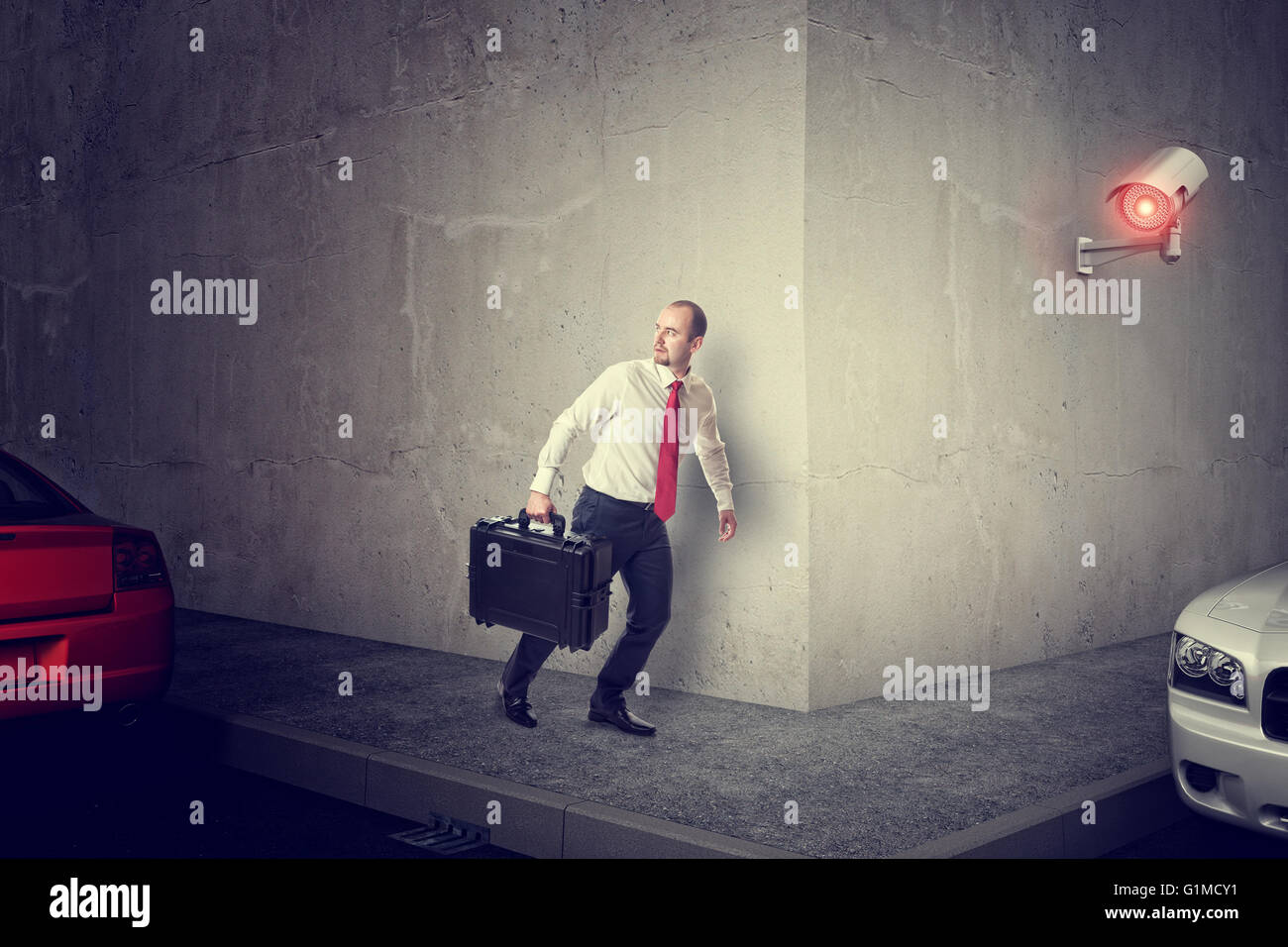 Uomo in fuga con borsetta ed enormi CCTV Foto Stock