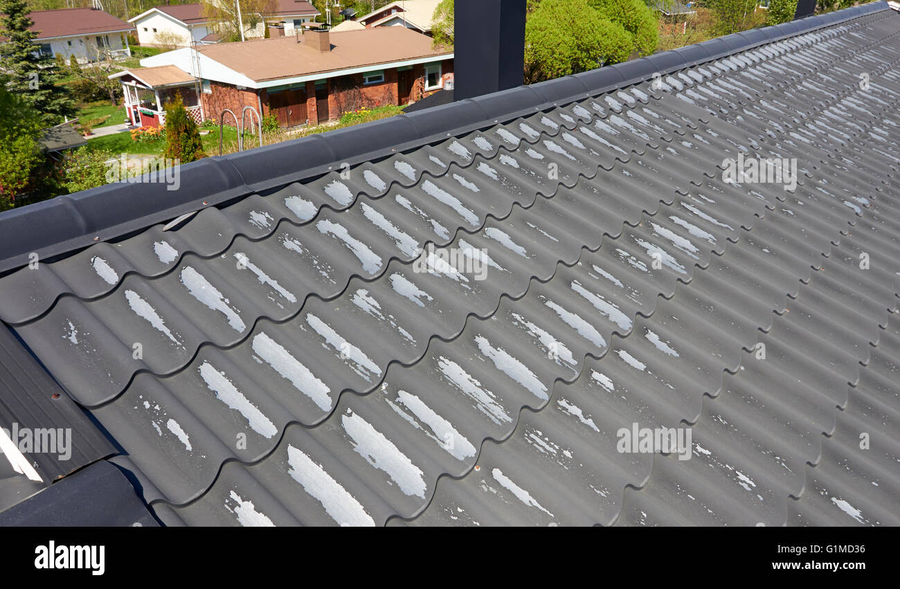 Ondulato tetto metallico con peeling vernice, Finlandia Foto Stock