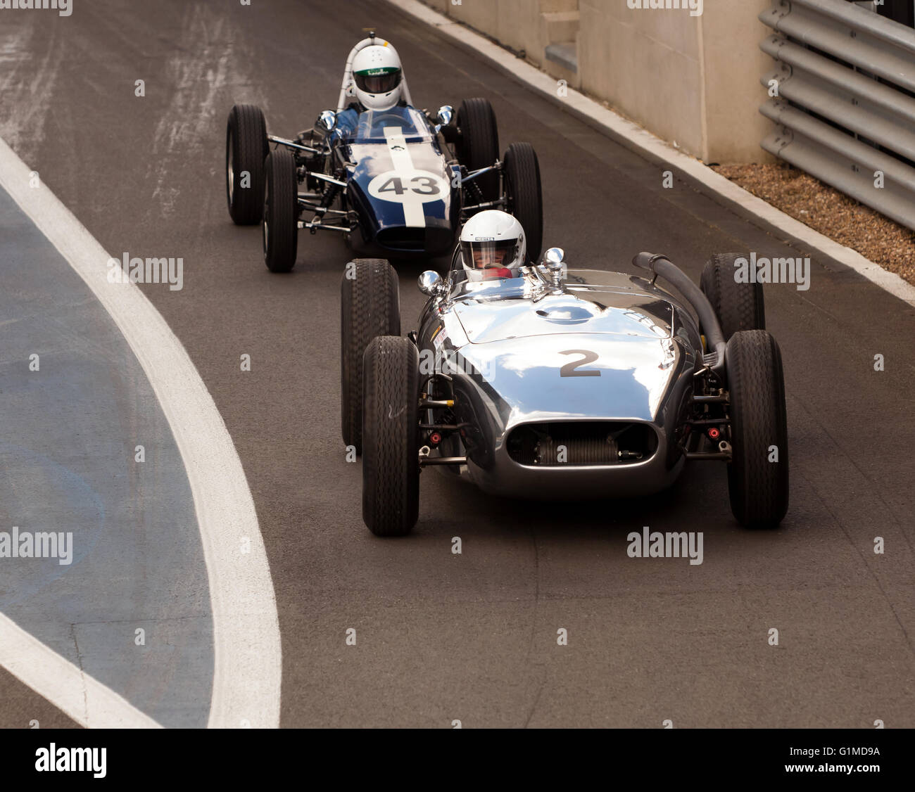 Un Lister Jaguar Monzanapolis, pilotato da Rod Jolley esce dalla corsia dei box, durante la Silverstone media classici Test Day 2016 Foto Stock