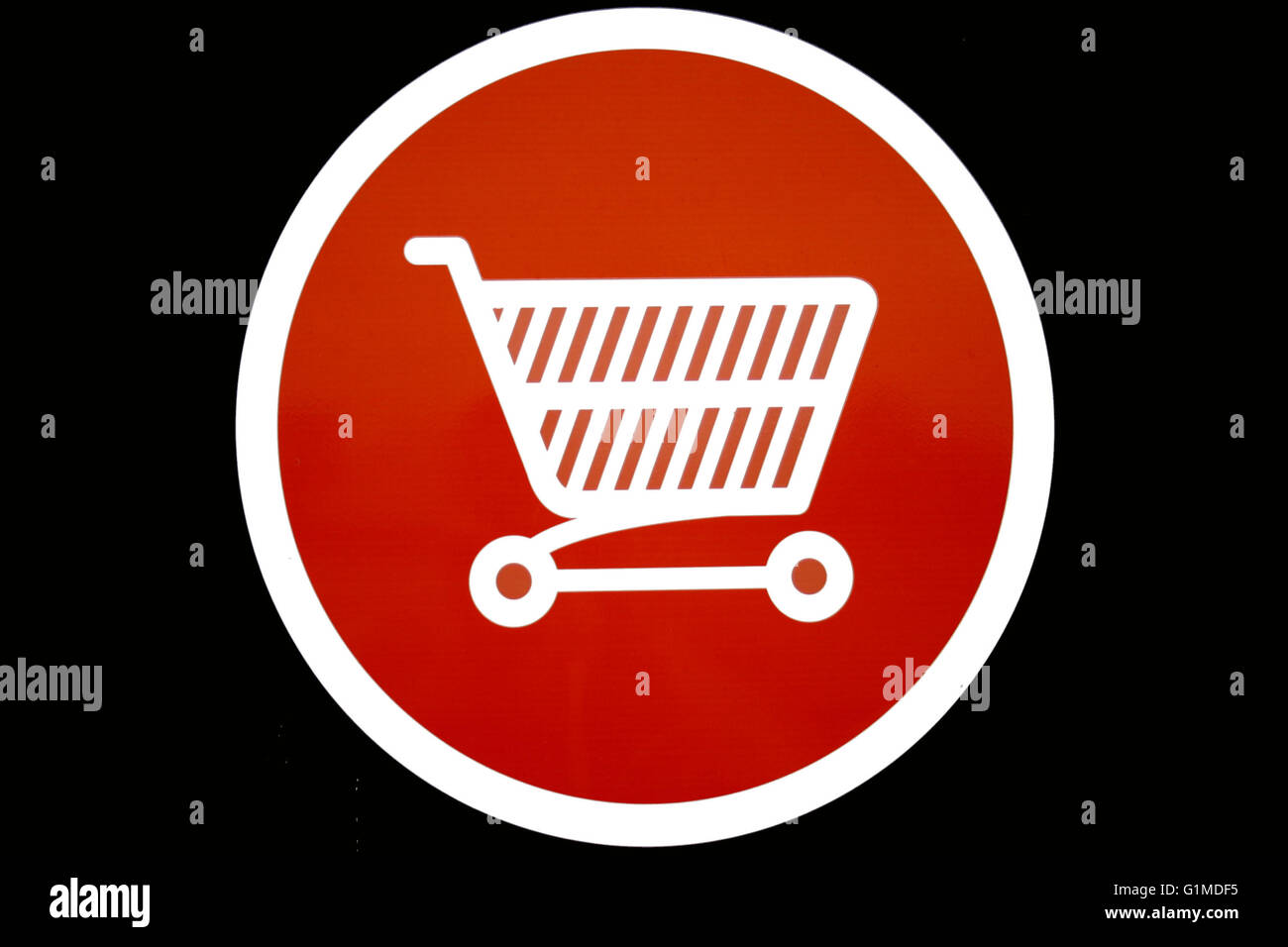 Un supermercato Carrello trolley o cestello segno Foto Stock