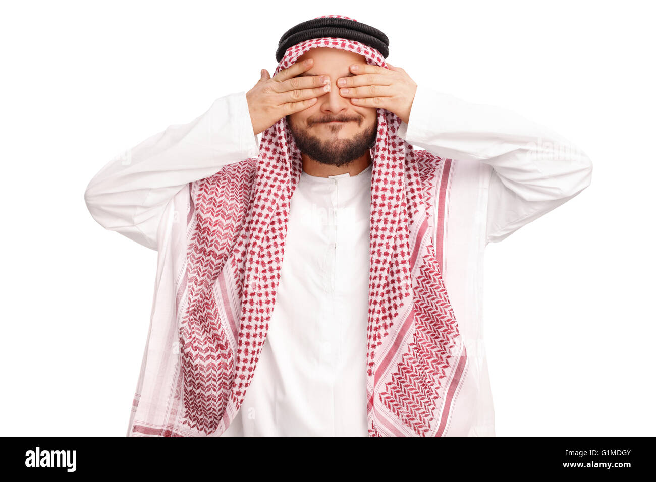 Studio shot di un giovane uomo arabo che copre la sua gli occhi isolati su sfondo bianco Foto Stock