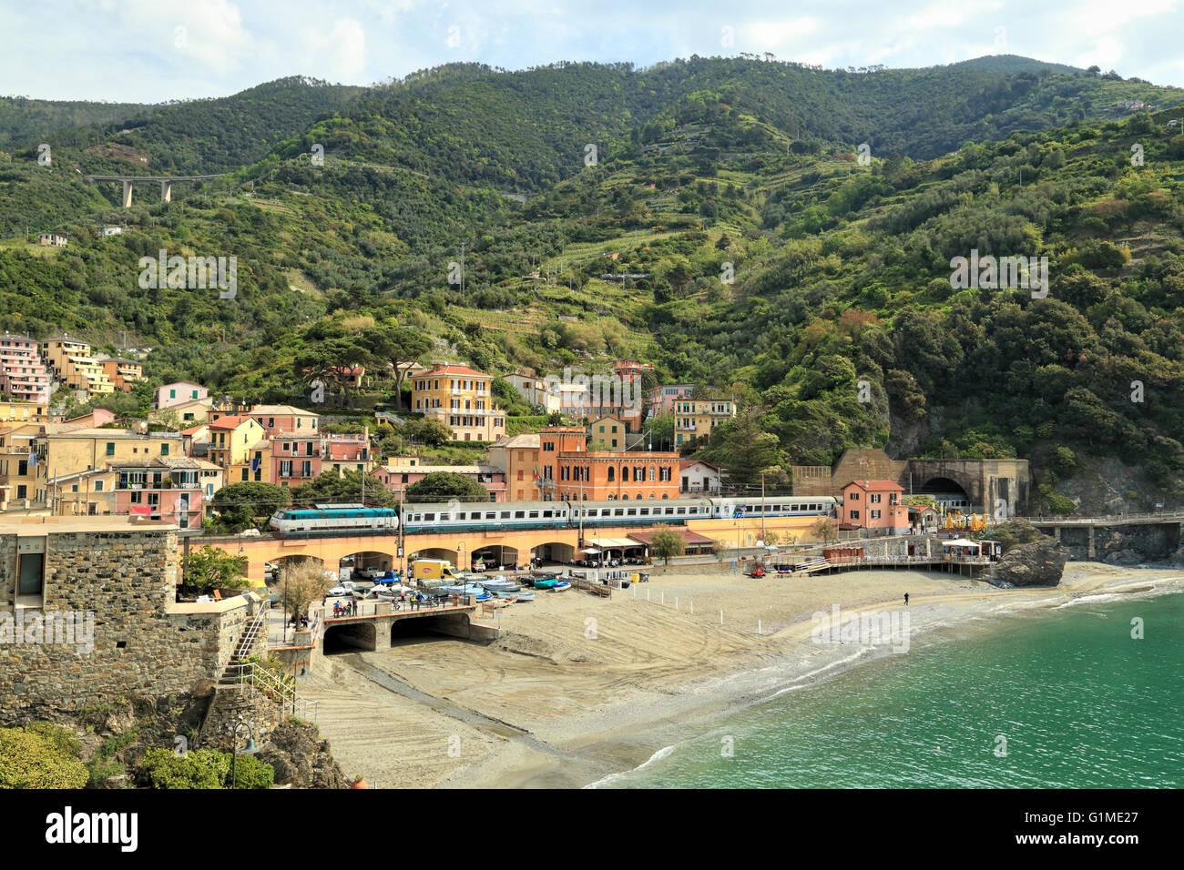 Treno proveniente al di fuori del tunnel, Monterosso al Mare, Cinque Terre Liguria, Italia Foto Stock