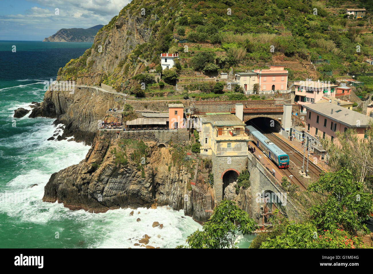 Le Cinque Terre in treno, Riomaggiore, Italia Foto Stock