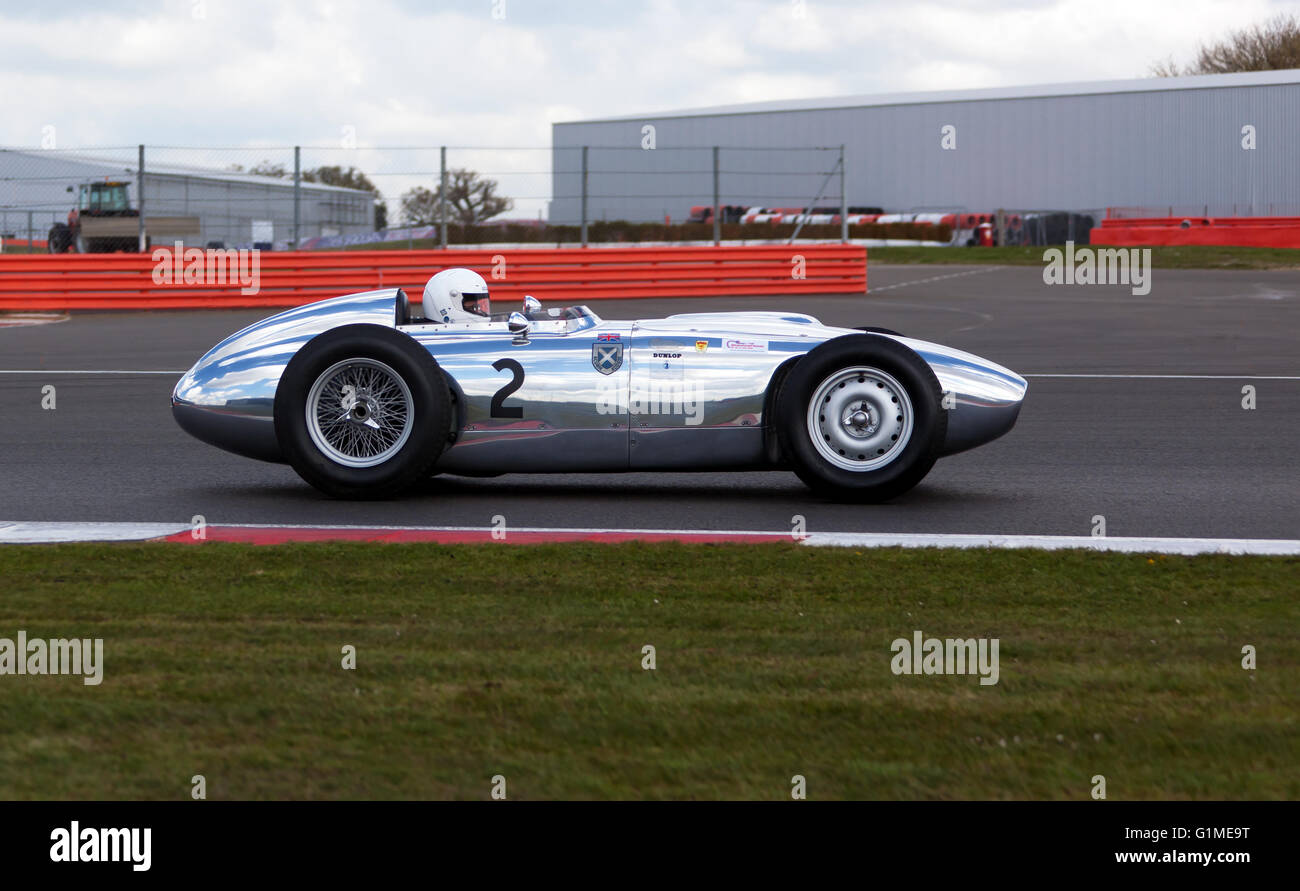 Un Lister Jaguar Monzanapolis, pilotato da Rod Jolley durante il Silverstone media classici Test Day 2016 Foto Stock