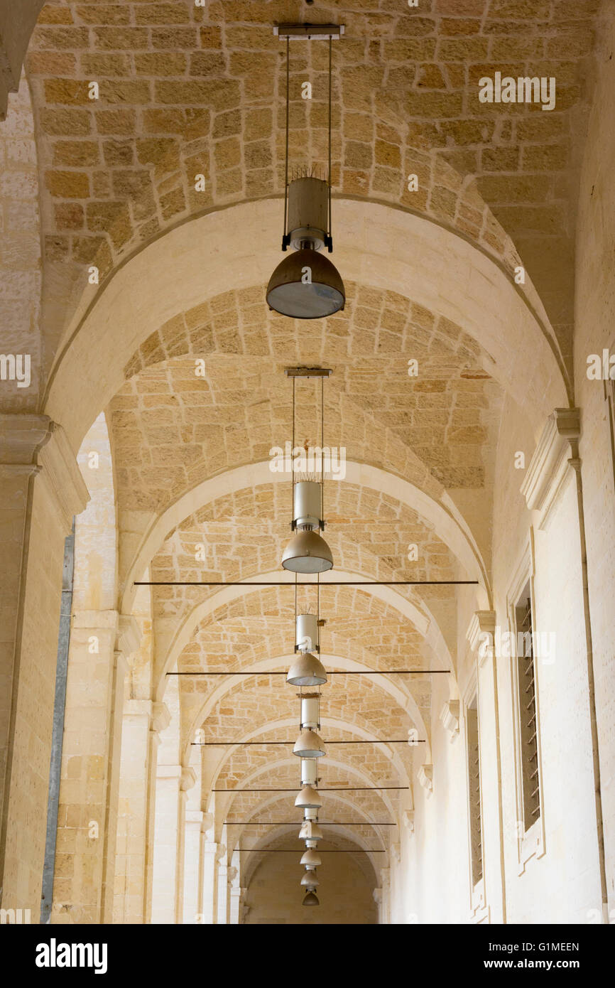 Lecce, Convento dei Teatini, dettaglio lampade in le navate Foto Stock