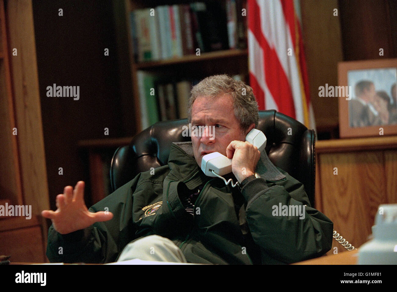 Il Presidente degli Stati Uniti George Bush parla per telefono con il presidente russo Vladimir Putin dal suo ufficio a Camp David Settembre 22, 2001 a Thurmont, Maryland. Foto Stock