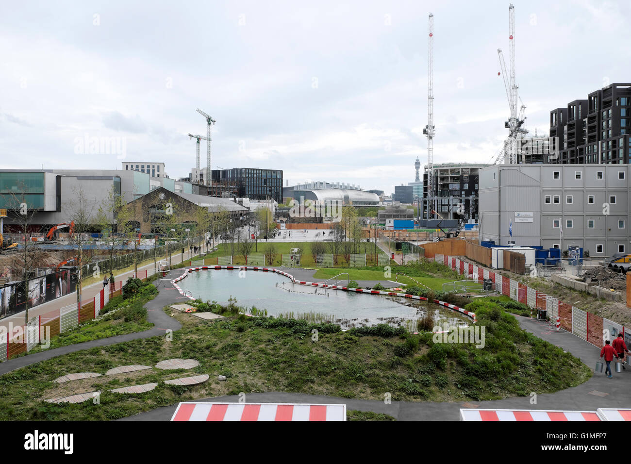 Alta vista al di sopra del laghetto e parco del cantiere vicino Handyside e saltare giardino in Kings Cross Londra UK KATHY DEWITT Foto Stock