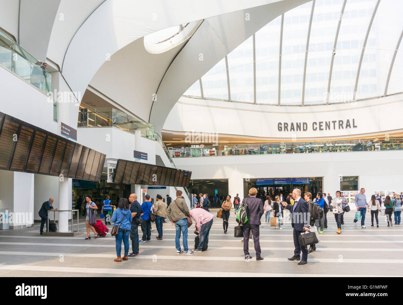 Persone in attesa per i treni atrio centrale di Birmingham New Street Station di Birmingham West Midlands England GB UK EU Europe Foto Stock