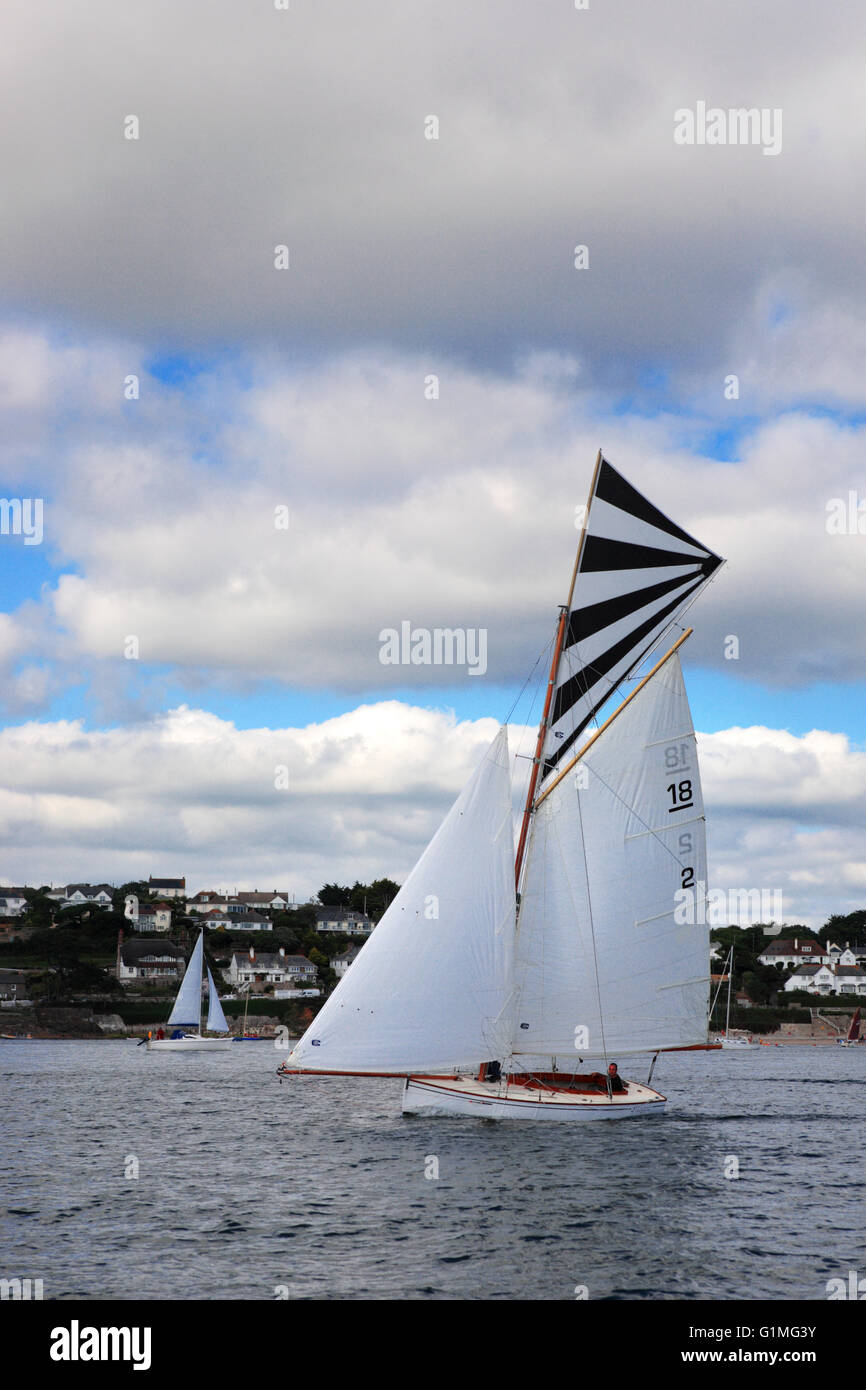 Falmouth 18 ft classe limitata, No.2, 'Magpie' in ingresso al fiume Percuil, St Mawes, Cornwall, Inghilterra Foto Stock