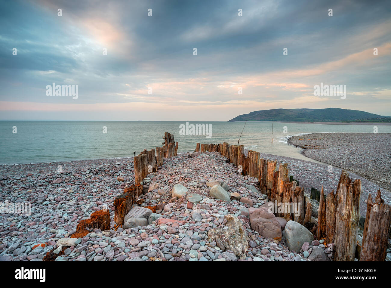 Drammatica moody sky oltre a spiovente pennelli di mare sulla spiaggia di Porlock Weir sul litorale di Exmoor in Somerset Foto Stock