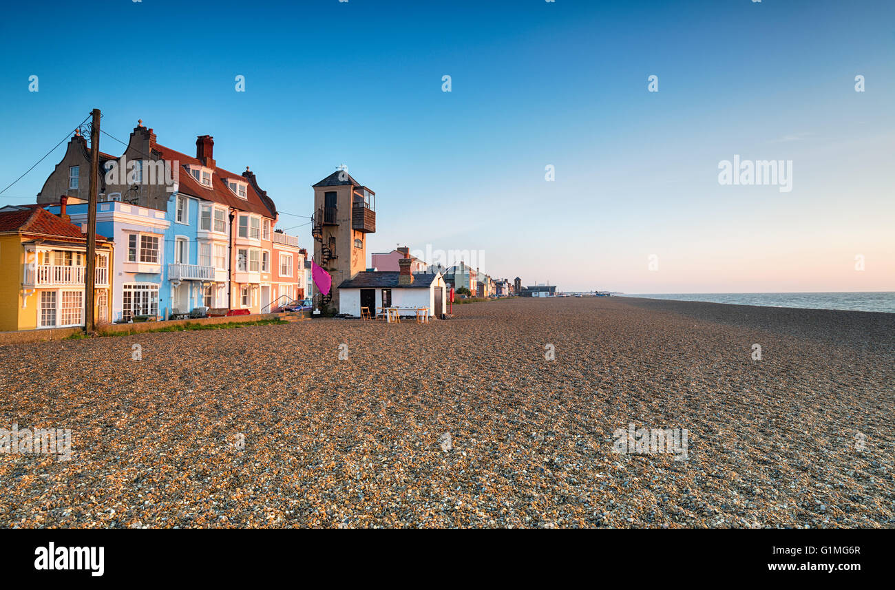Il lungomare e la spiaggia di Aldeburgh sulla costa di Suffolk Foto Stock