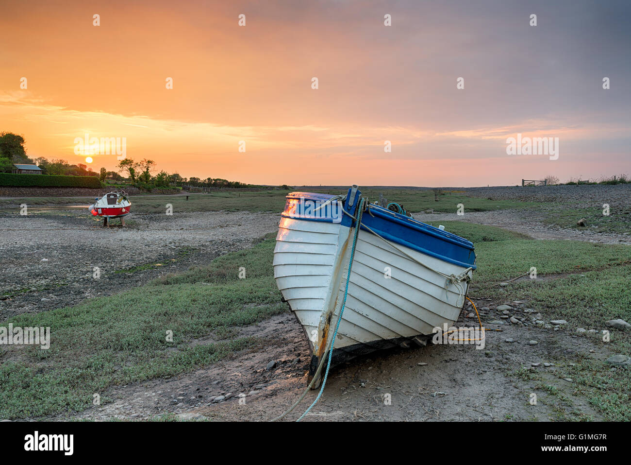Un vecchio legno barca da pesca al tramonto su Porlock Weir sul il Somerset coast sul Parco Nazionale di Exmoor Foto Stock