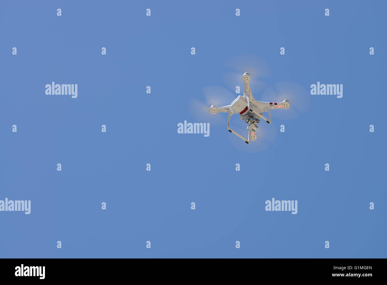 Drone volare nel cielo Foto Stock