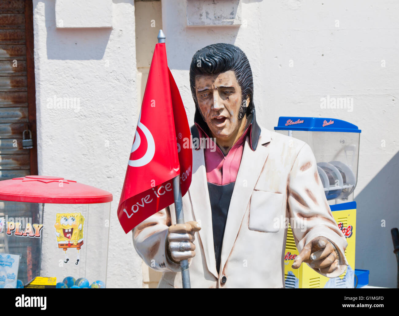 Statua di Elvis in possesso di una bandiera fuori un gelato shop in Brighton East Sussex England Foto Stock