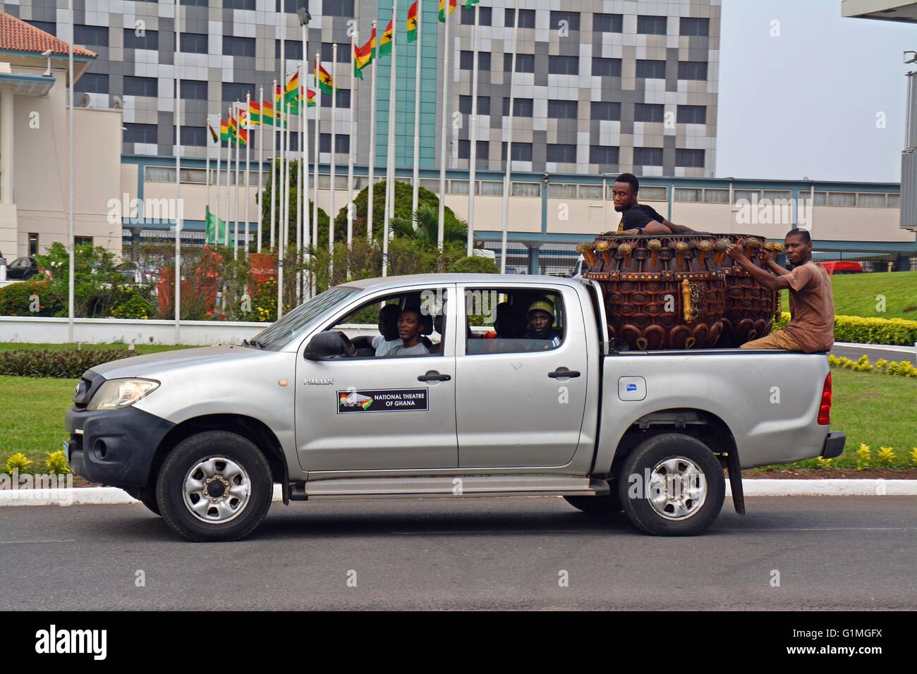 Teatro Nazionale del Ghana pick up auto con i tamburi di stato sul retro, di fronte al Parlamento del Ghana, Ghana bandiere che mostra Foto Stock