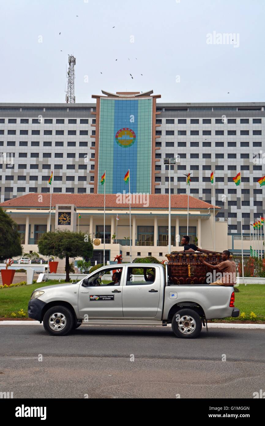 Teatro Nazionale del Ghana pick up auto con i tamburi di stato sul retro, di fronte al Parlamento del Ghana, Ghana bandiere che mostra Foto Stock