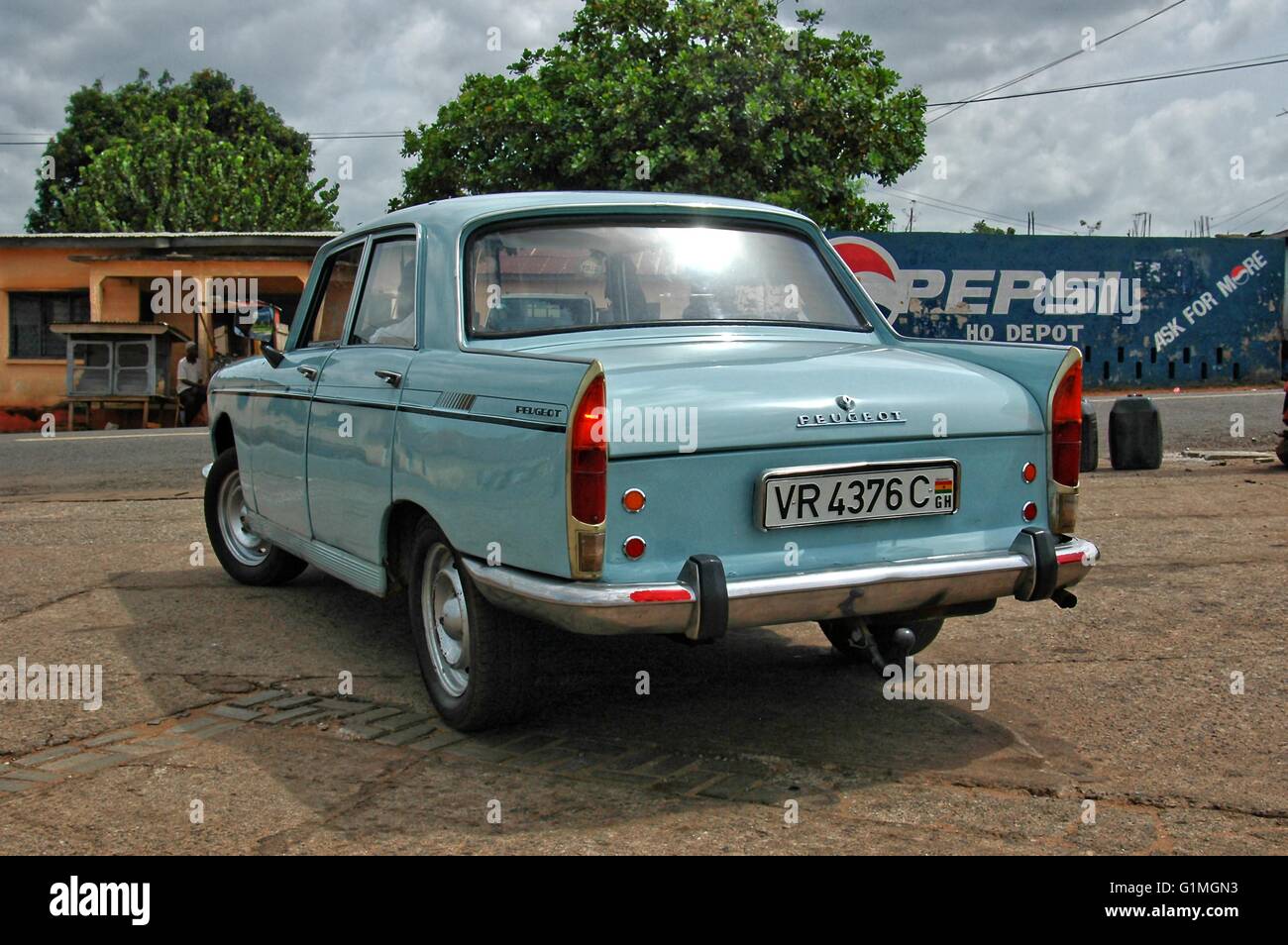 Vecchia auto degli anni sessanta costruire, ma grande mantenuta francese Peugeot auto, nella sua auto originali a colori, visto in Ghana, Africa Occidentale, vista posteriore Foto Stock