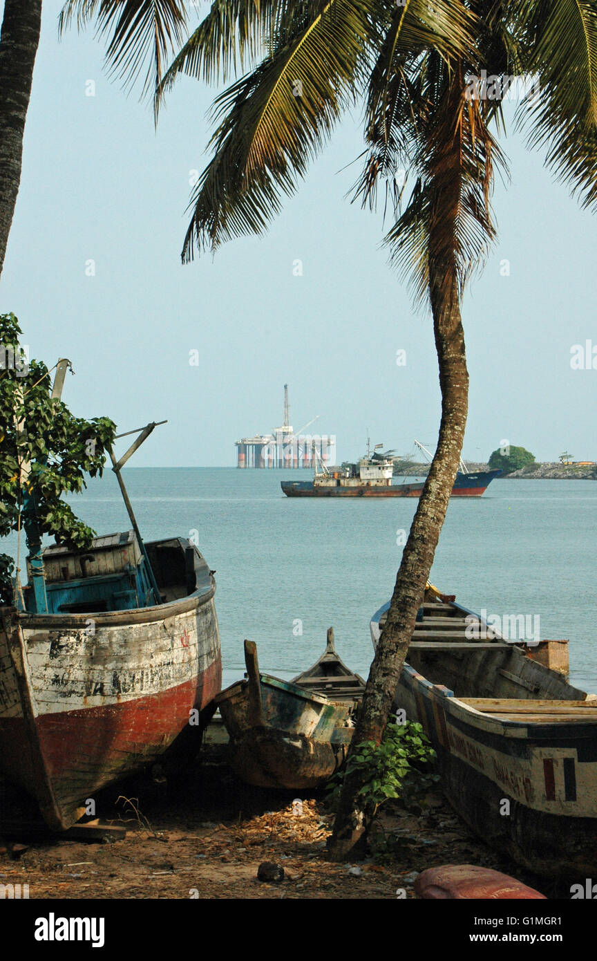 Il Ghana, olio Rick di fronte Sekondi-Takoradi, come Ghana unite gli ultimi paesi produttori di petrolio dell'Africa, spiaggia di barche da pesca Foto Stock