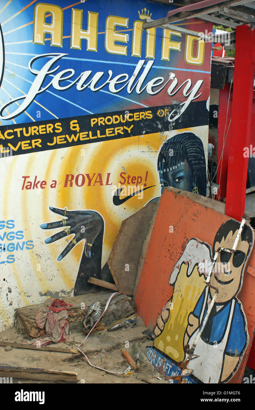 In Ghana, Africa Occidentale, graffiti dipinti pubblicità su una parete, birra cartello davanti Foto Stock