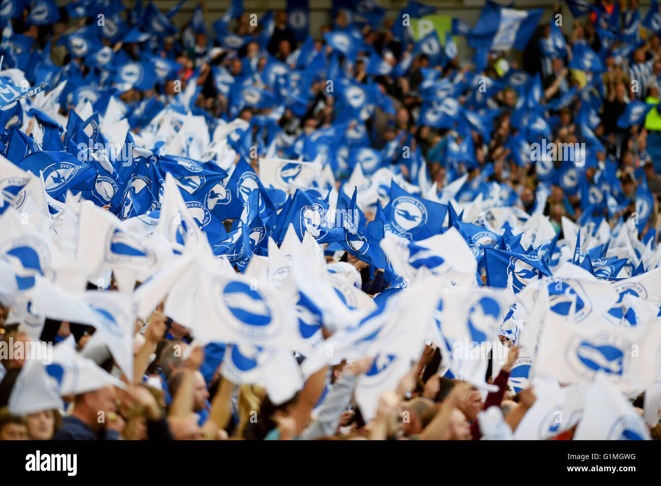 Sea of Flags durante il Campionato Sky Bet Play Off semifinale seconda gamba partita tra Brighton e Hove Albion e Sheffield mercoledì 16 maggio 2016 allo Stadio Amex . Foto Simon Dack / Telefoto immagini. SOLO USO EDITORIALE non utilizzare con audio, video, dati, elenchi di attrezzi, loghi di club/campionato o servizi "live" non autorizzati. Utilizzo online in-match limitato a 120 immagini, senza emulazione video. Non è consentito l'uso in scommesse, giochi o pubblicazioni per club/campionato/giocatore singolo Foto Stock