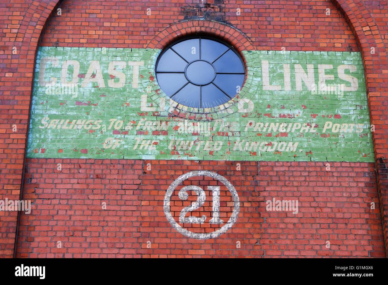 Costa di vecchie linee di traghetto passeggeri, pubblicità, fotografato a Swansea in un vecchio magazzino formali a porto Foto Stock