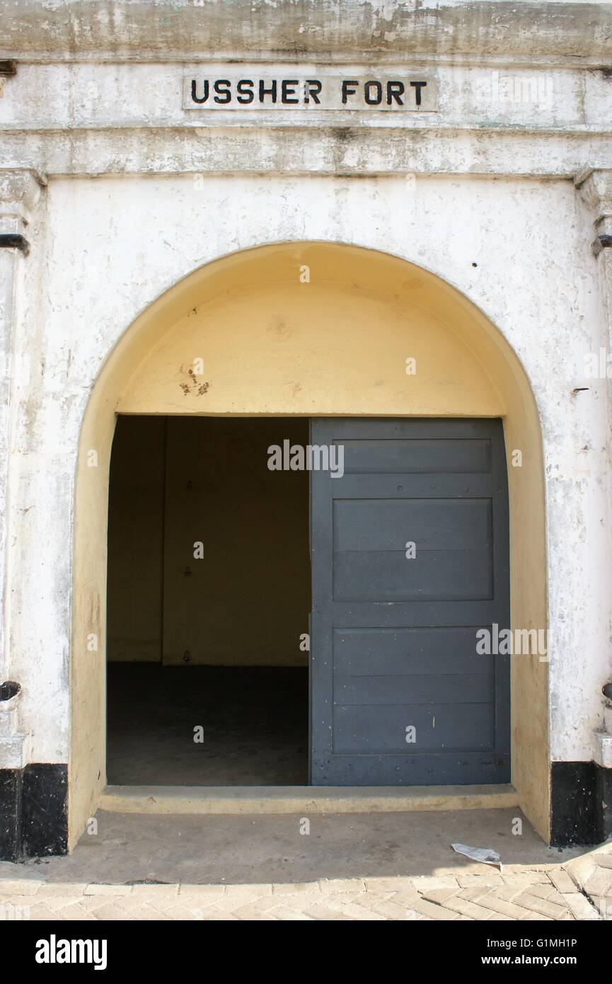 In Ghana, Fort Ussher, Slave Fort di Trans Atlantic commercio di schiavi, Accra in Africa occidentale, vecchia prigione parte. Fort Ussher ingresso Foto Stock